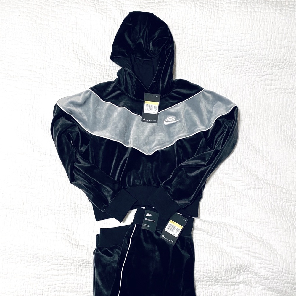 Nike Velour sweat suit. NWT!